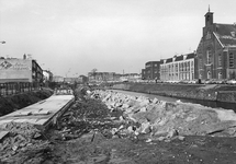 46047 Gezicht op de in aaleg zijnde spuikoker tussen het Paardenveld en het Leidseveer te Utrecht, met rechts het nog ...